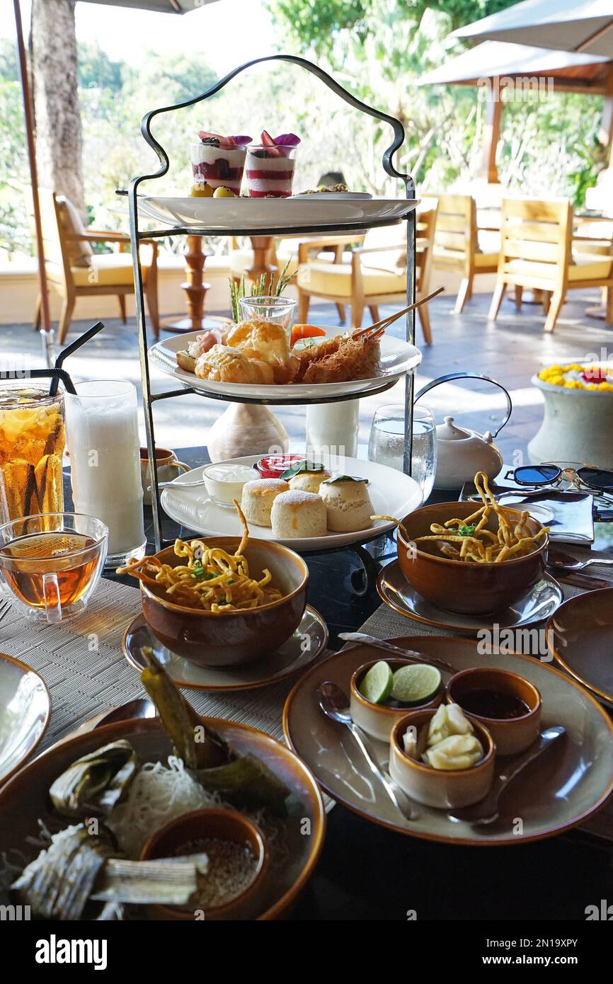 Tè pomeridiano e dessert serviti con piatti della cucina tailandese settentrionale Foto Stock