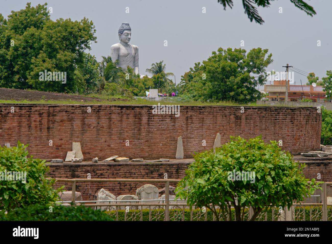 08 24 2015 pietra rovinata Buddhista Mahachaitya grande stupa costruito nel 3rd ° secolo a.C. Amaravthi Andhra Pradesh India Foto Stock