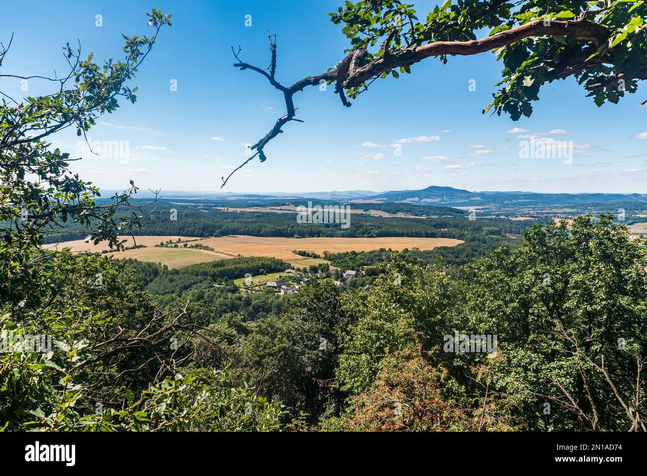 Vista dalla collina di Vlhost in CHKO Kokorinsko - Machuv kraj in repubblica Ceca durante il pomeriggio estivo con cielo blu e nuvole Foto Stock