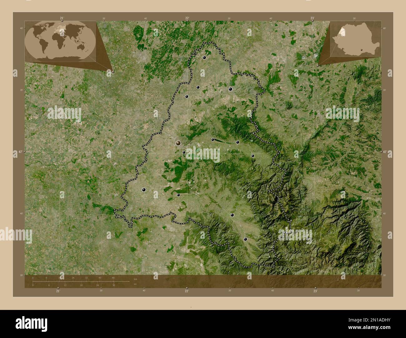 Bihor, contea della Romania. Mappa satellitare a bassa risoluzione. Posizioni delle principali città della regione. Mappe delle posizioni ausiliarie degli angoli Foto Stock