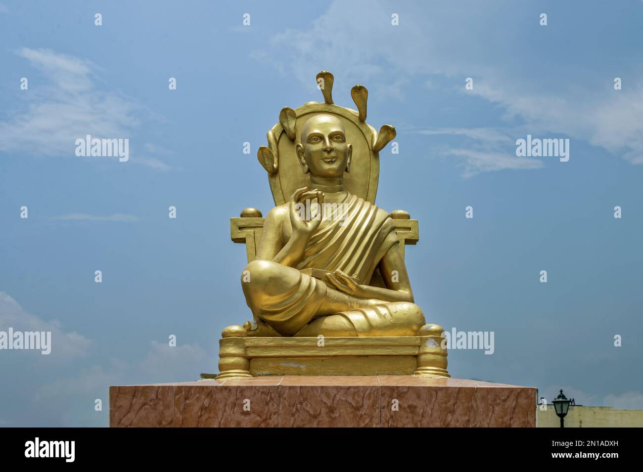 08 24 2015 Statua d'oro di Acharya Nagarjuna b 150 c 250 in Amaravati, Andhra Pradesh India. Foto Stock