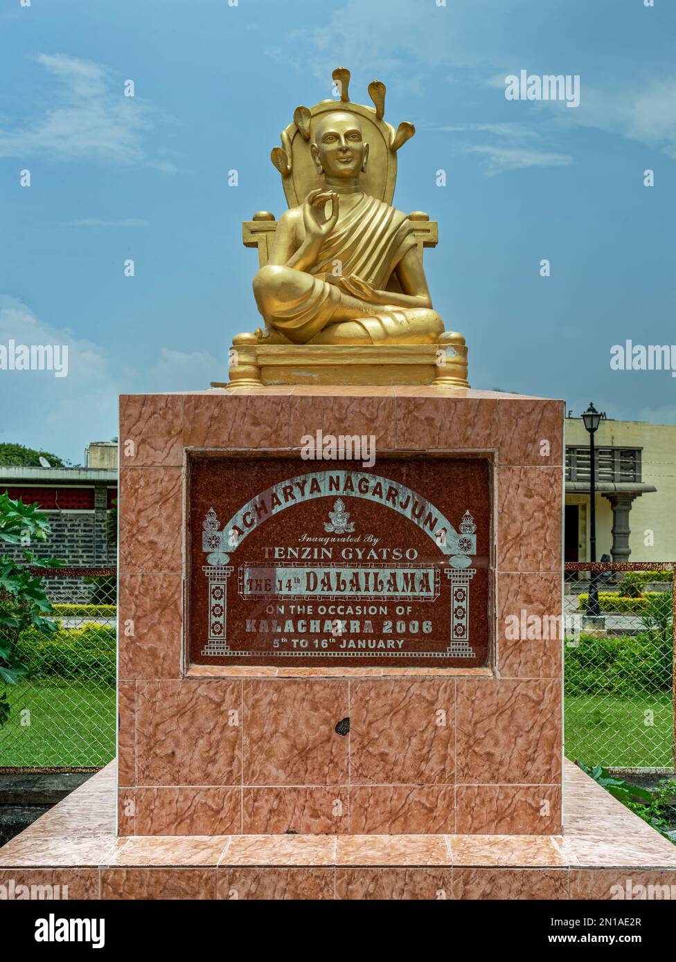 08 24 2015 Statua d'oro di Acharya Nagarjuna b 150 c 250 in Amaravati, Andhra Pradesh India. Foto Stock