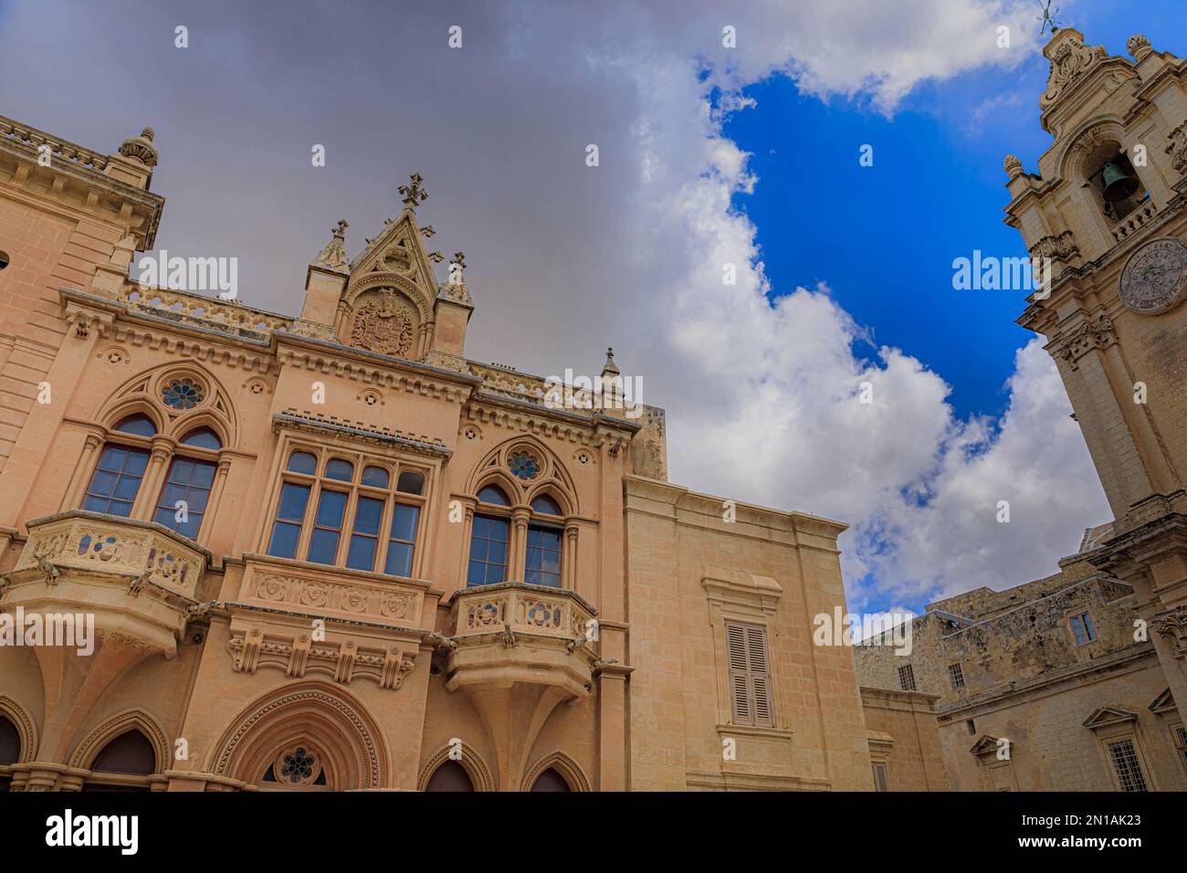 Vecchio palazzo in Piazza San Paolo a Mdina, nel centro dell'isola di Malta: Vista del palazzo neogotico Casa Gourgion. Foto Stock