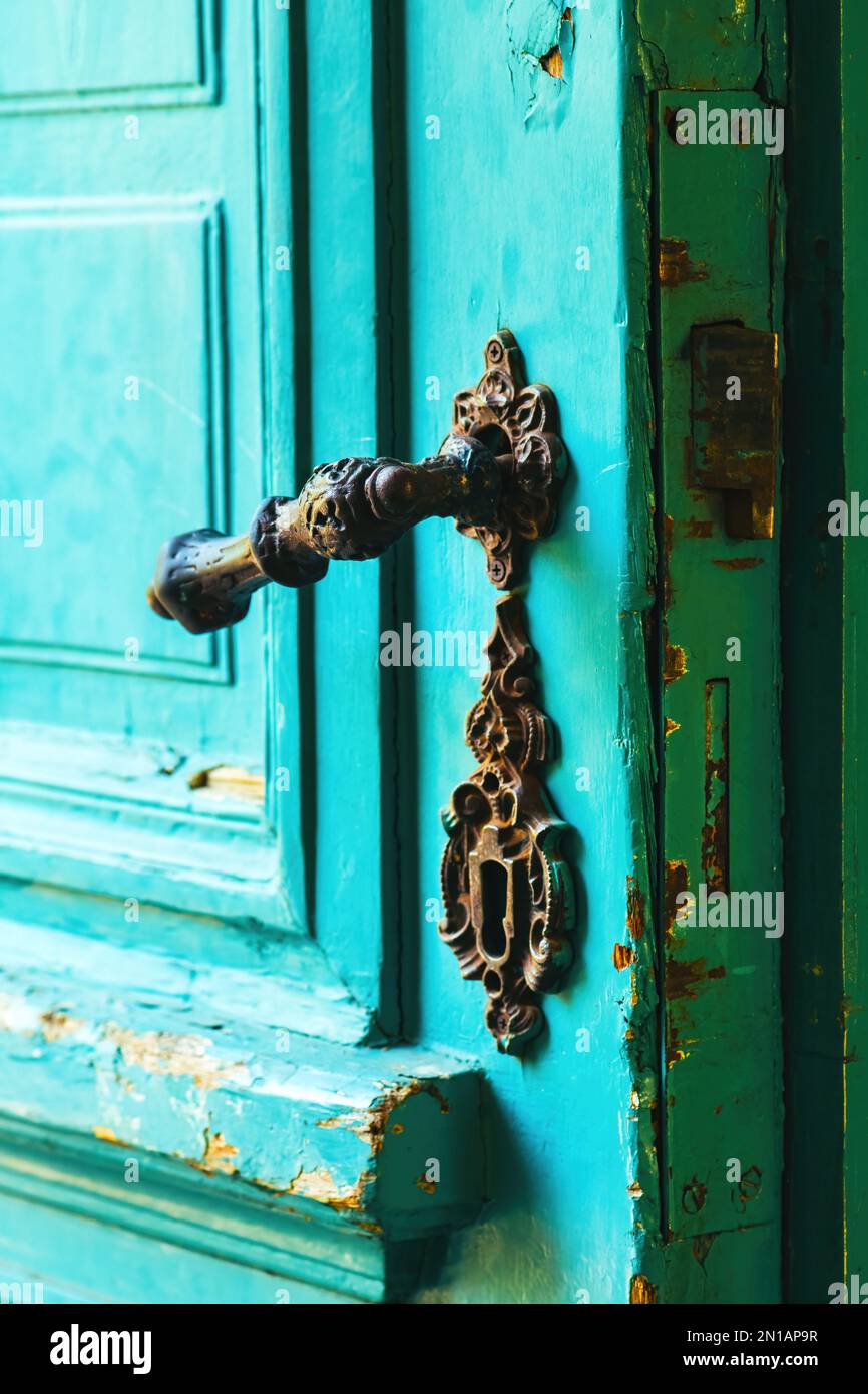 Vecchia porta in legno con maniglia in metallo vintage, primo piano con messa a fuoco selettiva Foto Stock