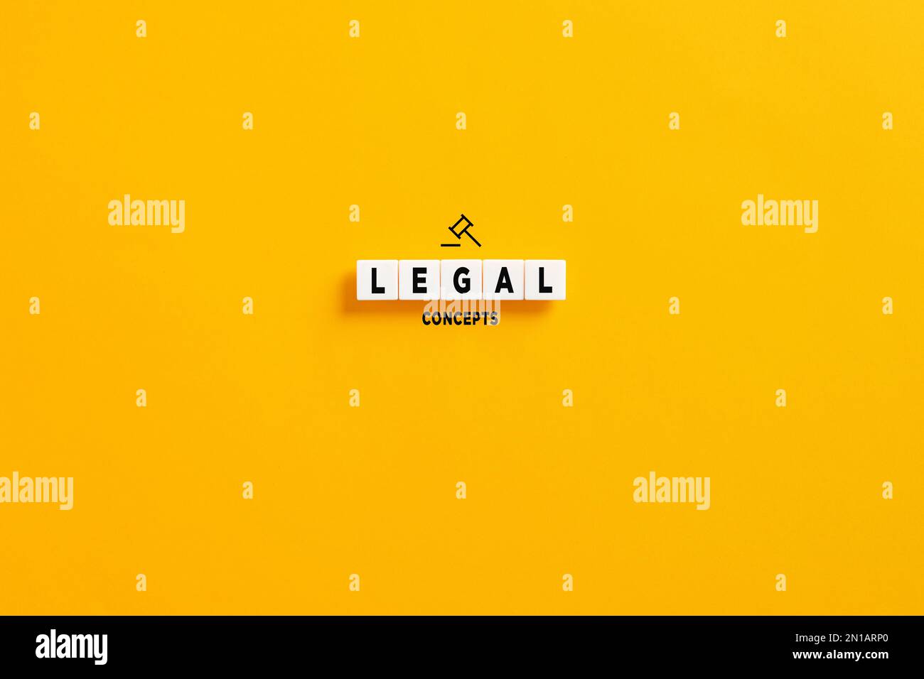 Blocchi di lettere bianchi su sfondo giallo con la parola concetti legali. Norme legali e concetto di politiche. Foto Stock