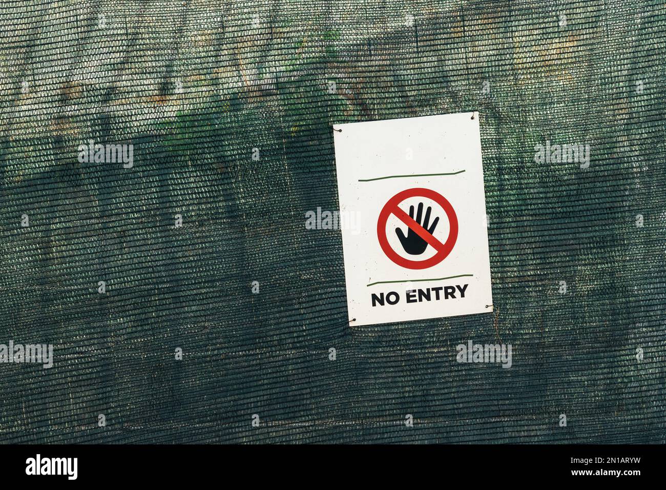 Nessun segno di ingresso con il gesto di arresto mano sulla recinzione Foto Stock