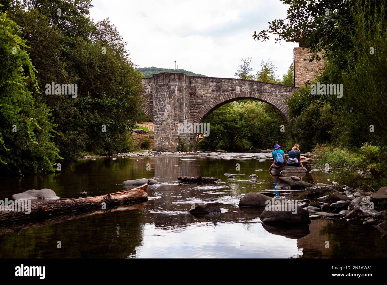 Vista del ponte chiamato Puente de la Rabia lungo il cammino del Pellegrino verso Santiago Via di San James Foto Stock