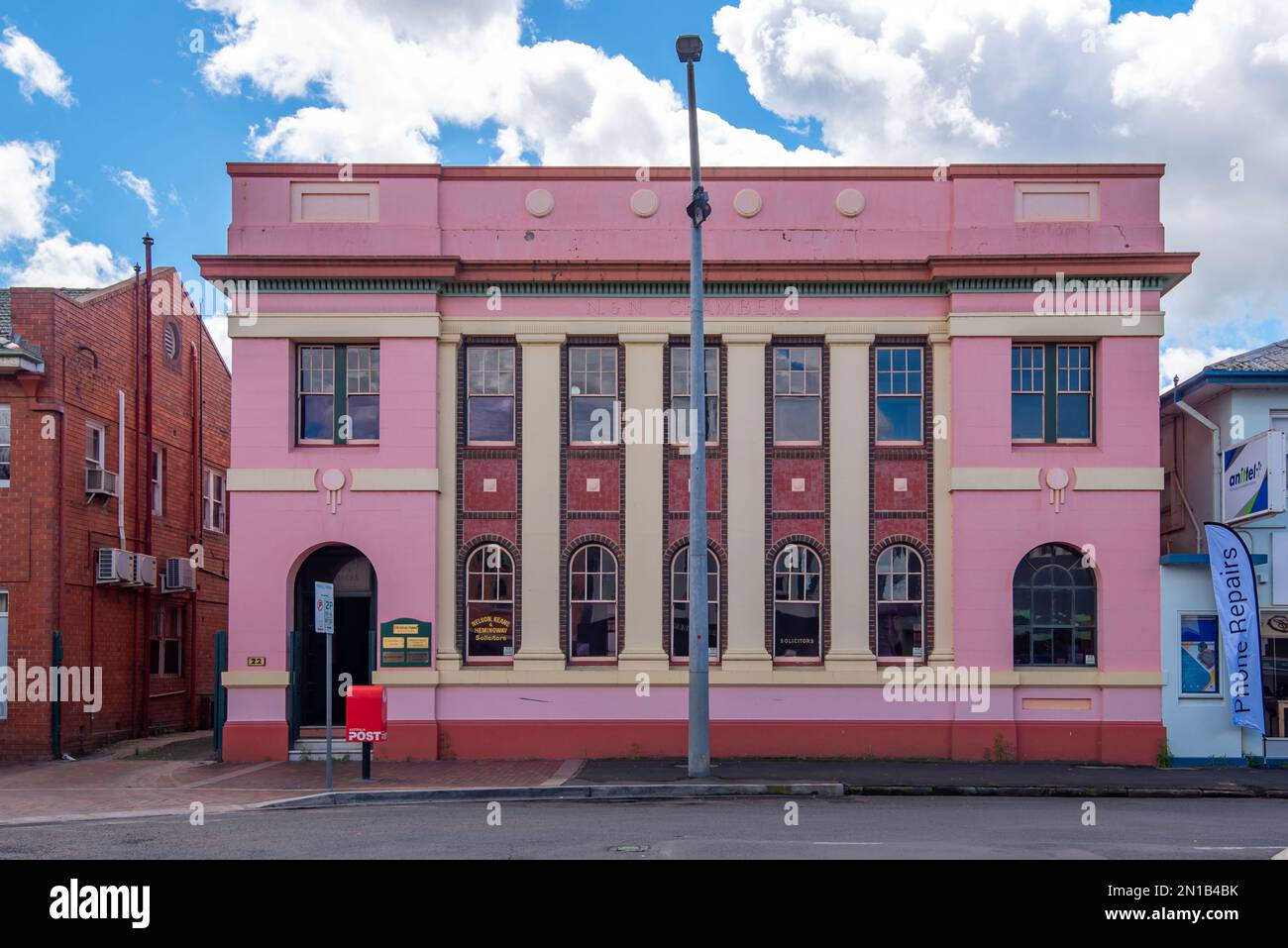 Un vecchio edificio di uffici nel centro di Dubbo, con influenze di stile Italianate (vedi Westpac Dubbo), tra cui il parapetto ornato e l'entrata ad arco Foto Stock