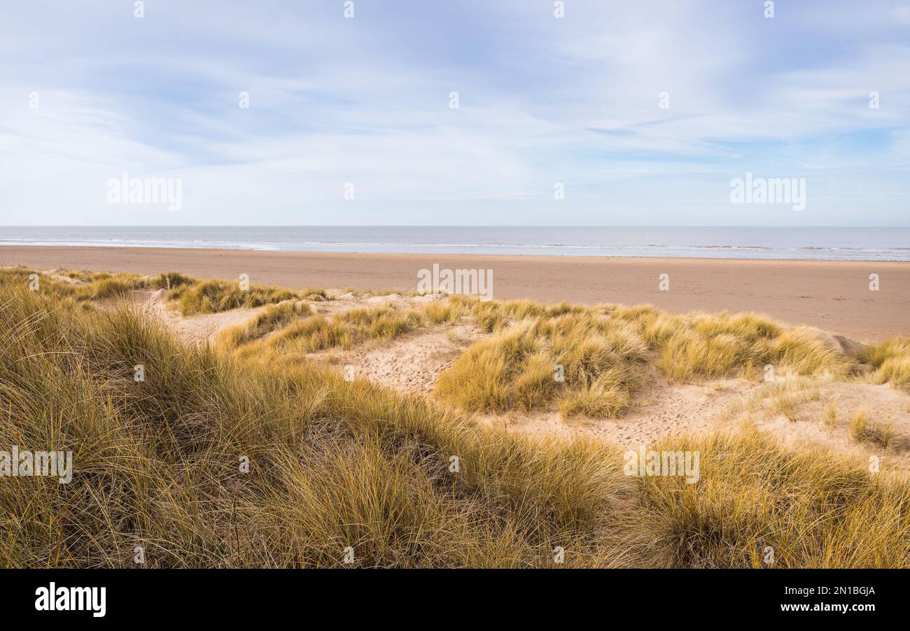 Una spiaggia vuota ad Ainsdale, sulla costa di Sefton, raffigurata sopra le dune di sabbia. Foto Stock