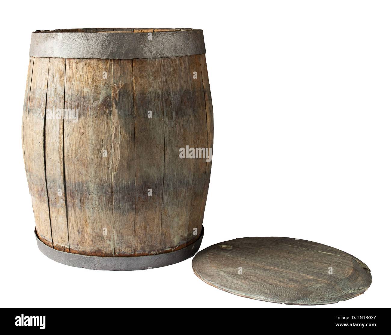 Vecchio barile di vino di quercia e coperchio. Isolare su sfondo bianco. Foto Stock