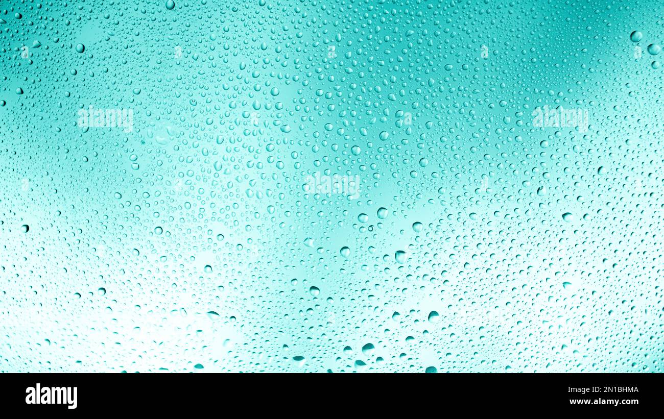 Sfondo turchese brillante con gocce d'acqua contrastanti. Foto Stock