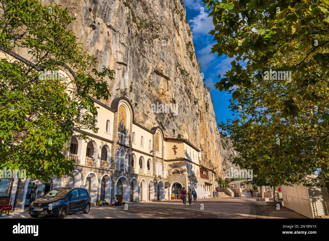 Avvicinati al monastero di Ostrog, un monastero della Chiesa ortodossa serba, costruito nella parete verticale della scogliera di Ostroška Greda in Montenegro Foto Stock