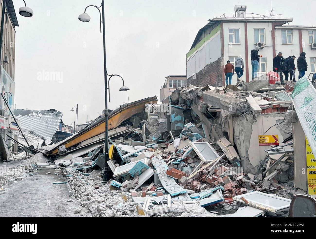 Malatya, T¨¹rkiye. 6th Feb, 2023. La gente controlla gli edifici danneggiati dopo i terremoti a Malatya, T¨¹rkiye, il 6 febbraio 2023. Almeno 284 persone sono state uccise e 2.323 feriti dopo due forti terremoti che hanno colpito T¨¹rkiye all'inizio di lunedì e danneggiato più di 1.700 edifici, ha detto il vicepresidente turco Fuat Oktay. Credit: Mustafa Kaya/Xinhua/Alamy Live News Foto Stock