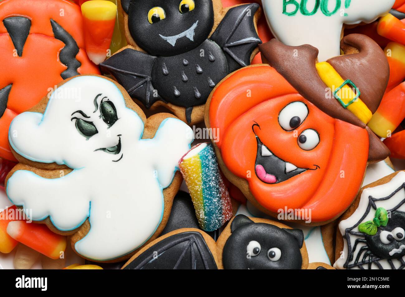 Vista dall'alto di gustosi biscotti e dolci per la festa di Halloween come sfondo, primo piano Foto Stock