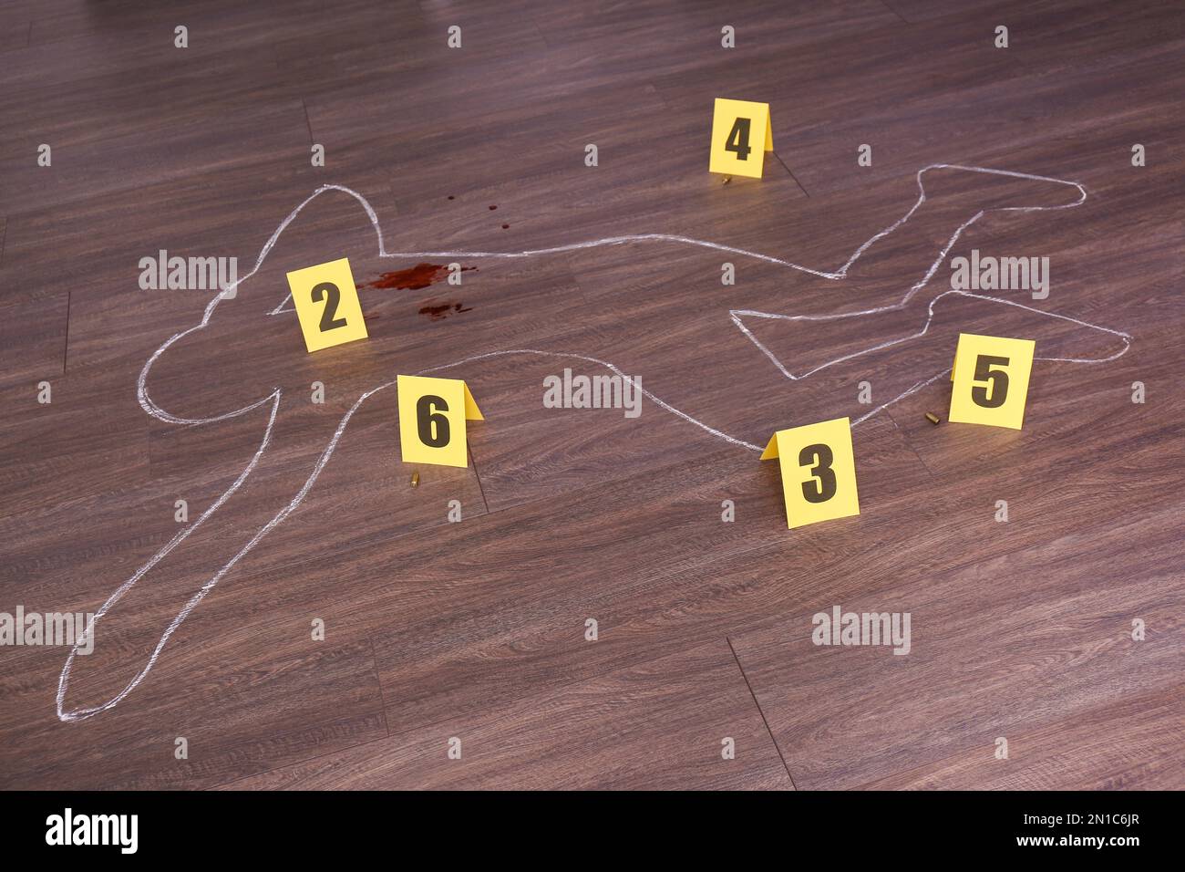 Scena del crimine con i contorni del gesso del corpo umano, del sangue, delle bombole e dei contrassegni di prova sul pavimento di legno. Indagine investigativa Foto Stock