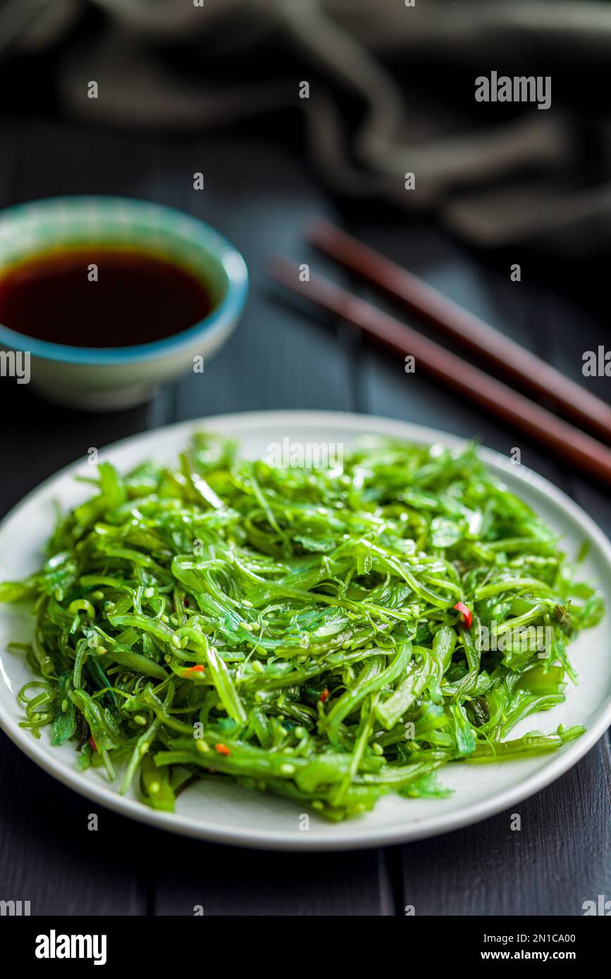 Alghe verdi. Insalata di wakame giapponese e salsa di soia. Foto Stock