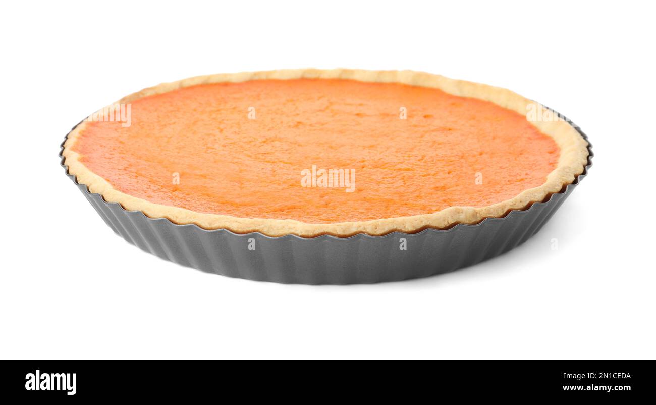 Deliziosa torta di zucca fatta in casa in padella di metallo isolato su bianco Foto Stock