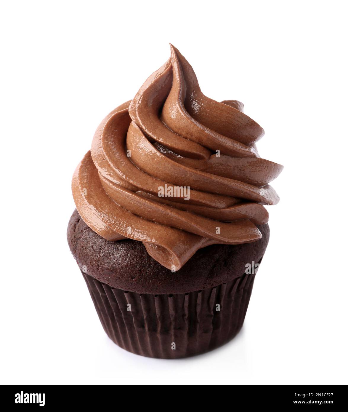 Delizioso cupcake al cioccolato con crema isolata su bianco Foto Stock