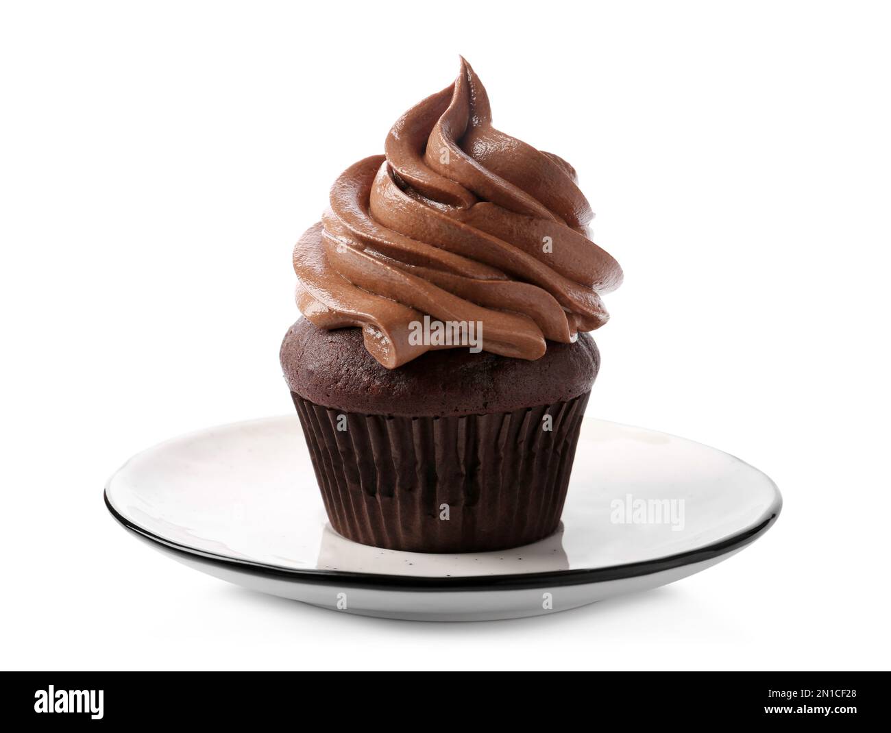 Piattino con delizioso cupcake al cioccolato isolato su bianco Foto Stock