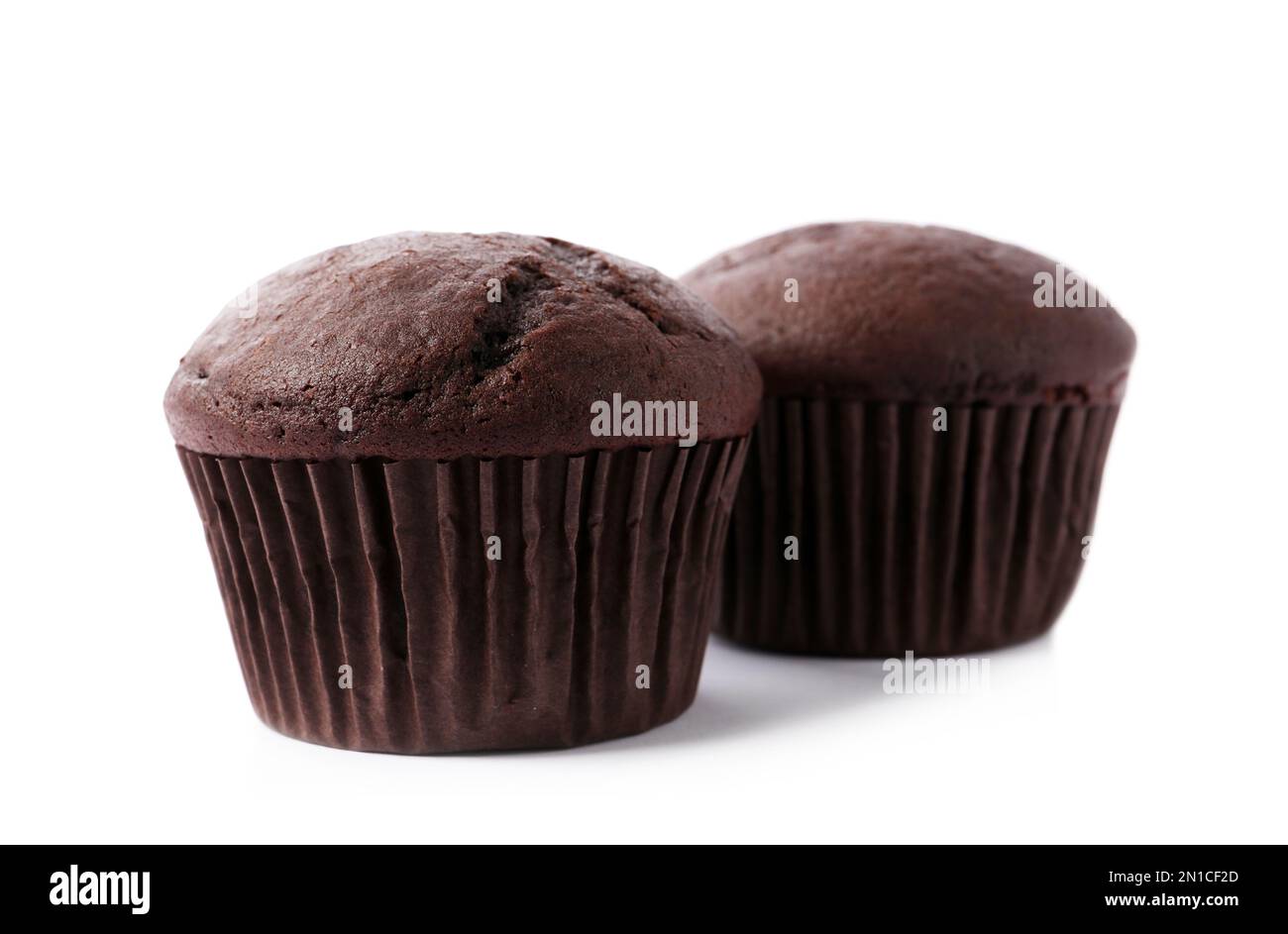 Deliziosi cupcake al cioccolato fresco isolati su bianco Foto Stock