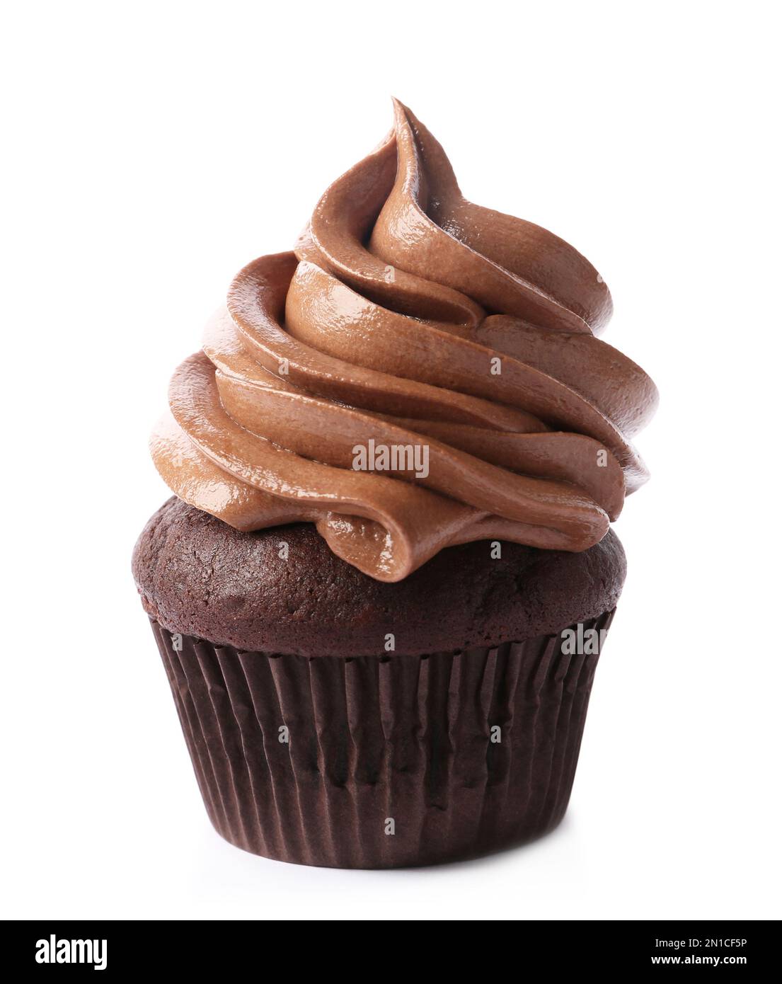 Delizioso cupcake al cioccolato con crema isolata su bianco Foto Stock