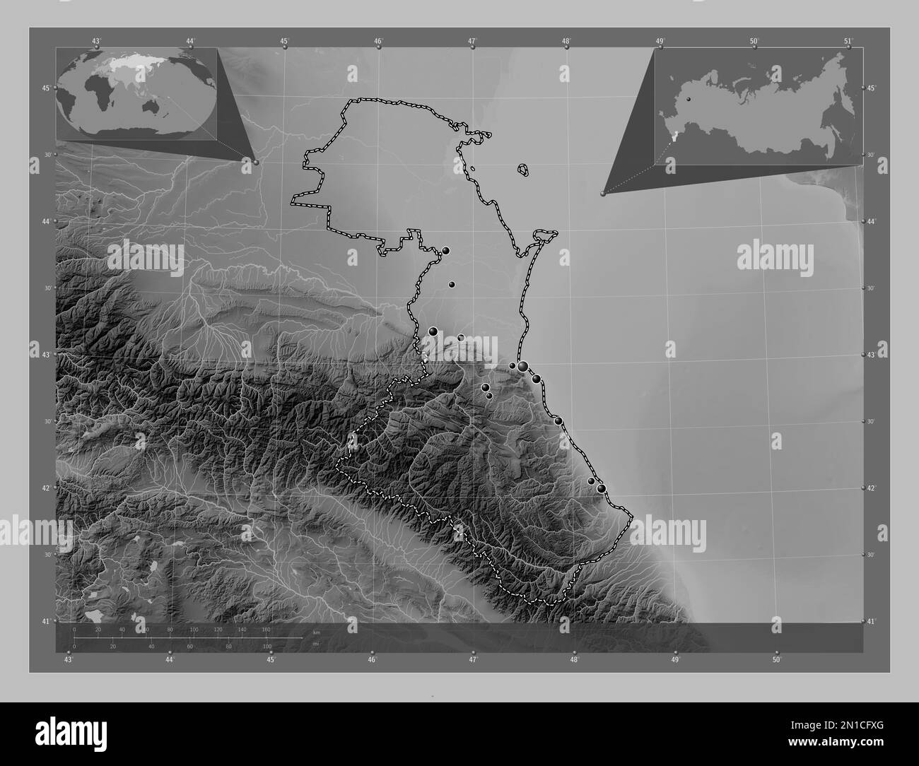 Dagestan, repubblica di Russia. Mappa in scala di grigi con laghi e fiumi. Posizioni delle principali città della regione. Mappe delle posizioni ausiliarie degli angoli Foto Stock