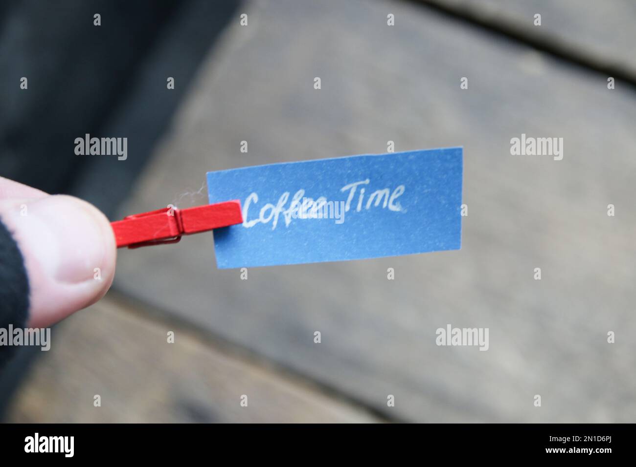 Iscrizione del tempo di caffè su un'etichetta su uno sfondo di depozione. Foto Stock