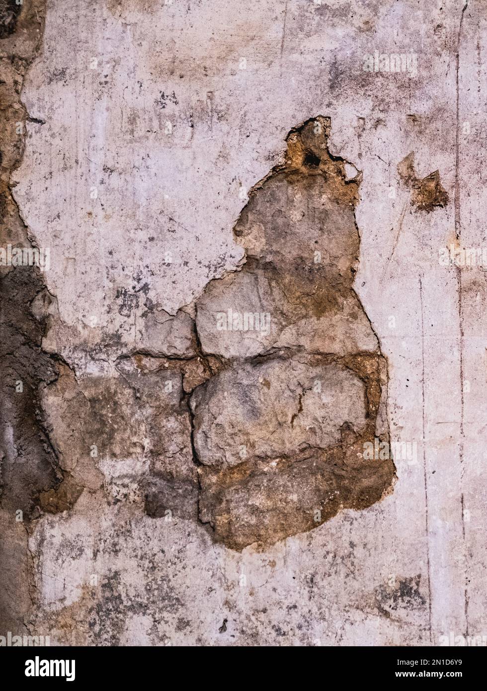 Struttura di una parete intonacata danneggiata in una cantina. Foto Stock