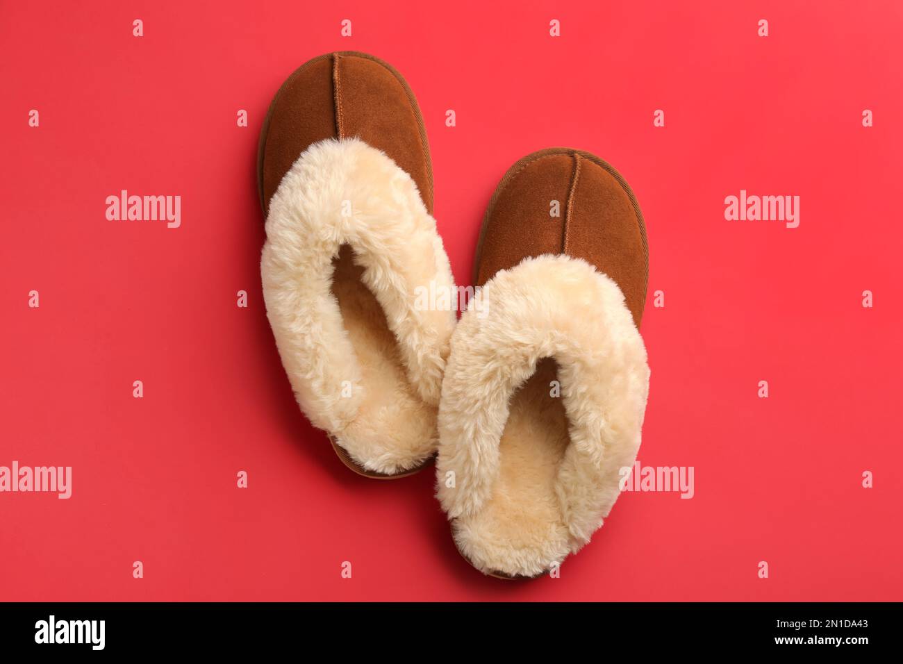 Belli i piedi femminili con rosso fresco pedicure Foto stock - Alamy