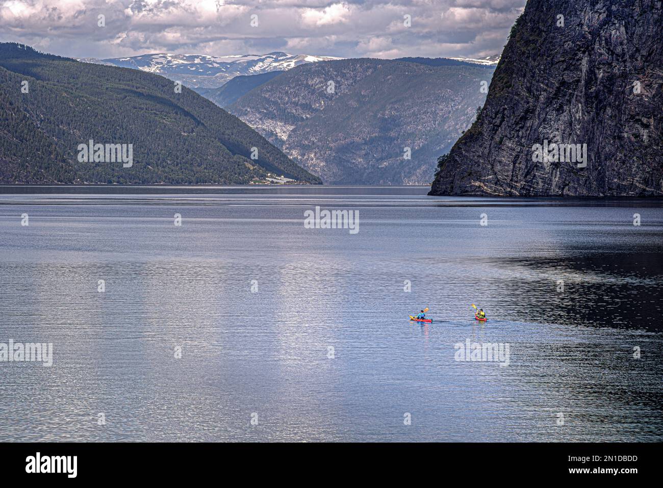 Zwei Kajak Fahrer paddeln auf dem Aurlandsfjord in Norvegia Foto Stock