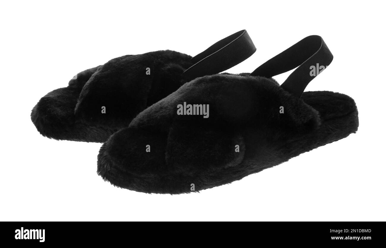 Ciabatte morbide con pelliccia nera su sfondo bianco Foto Stock