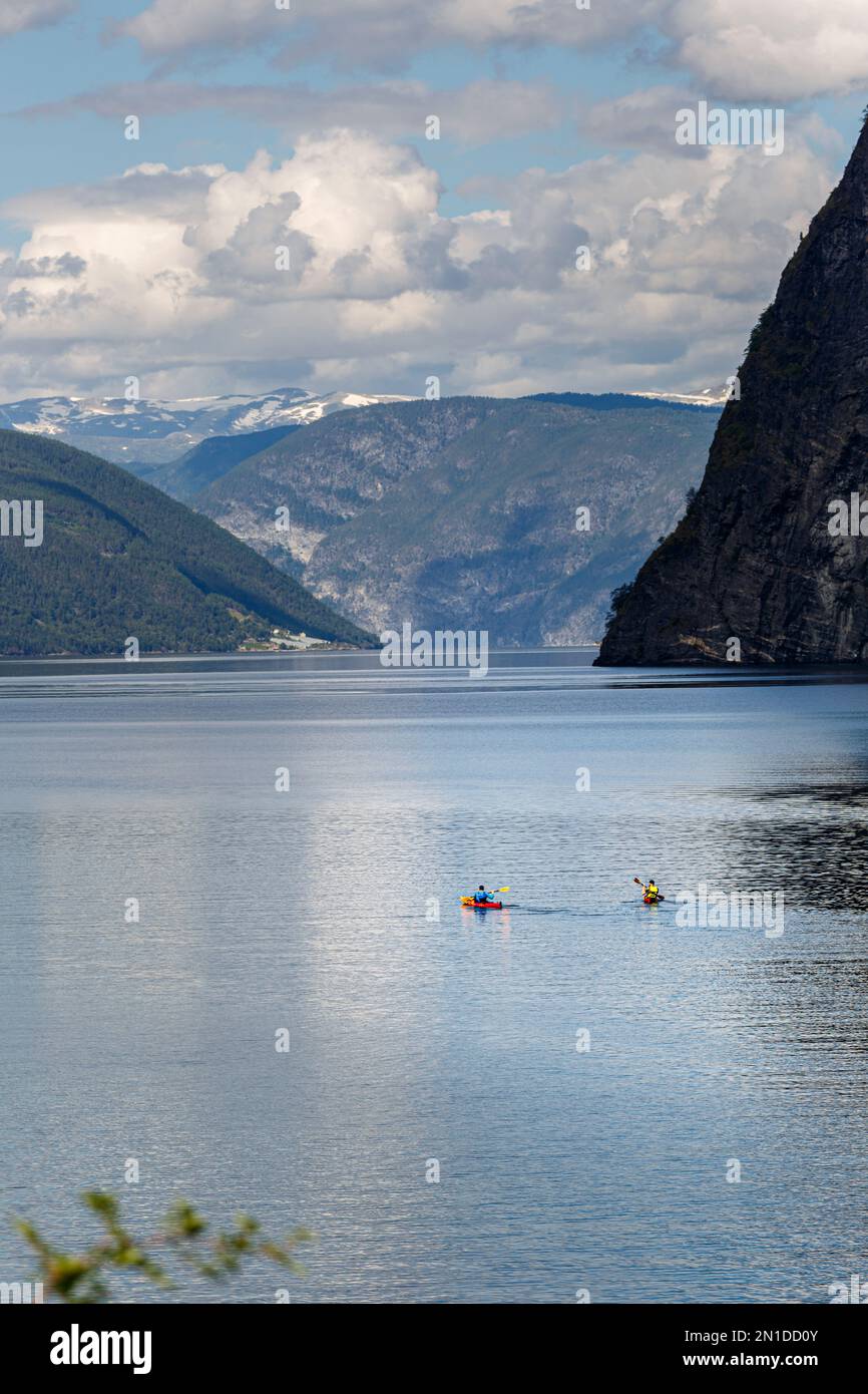 Kajak Fahrer paddeln auf dem Aurlandsfjord in Norvegia Foto Stock