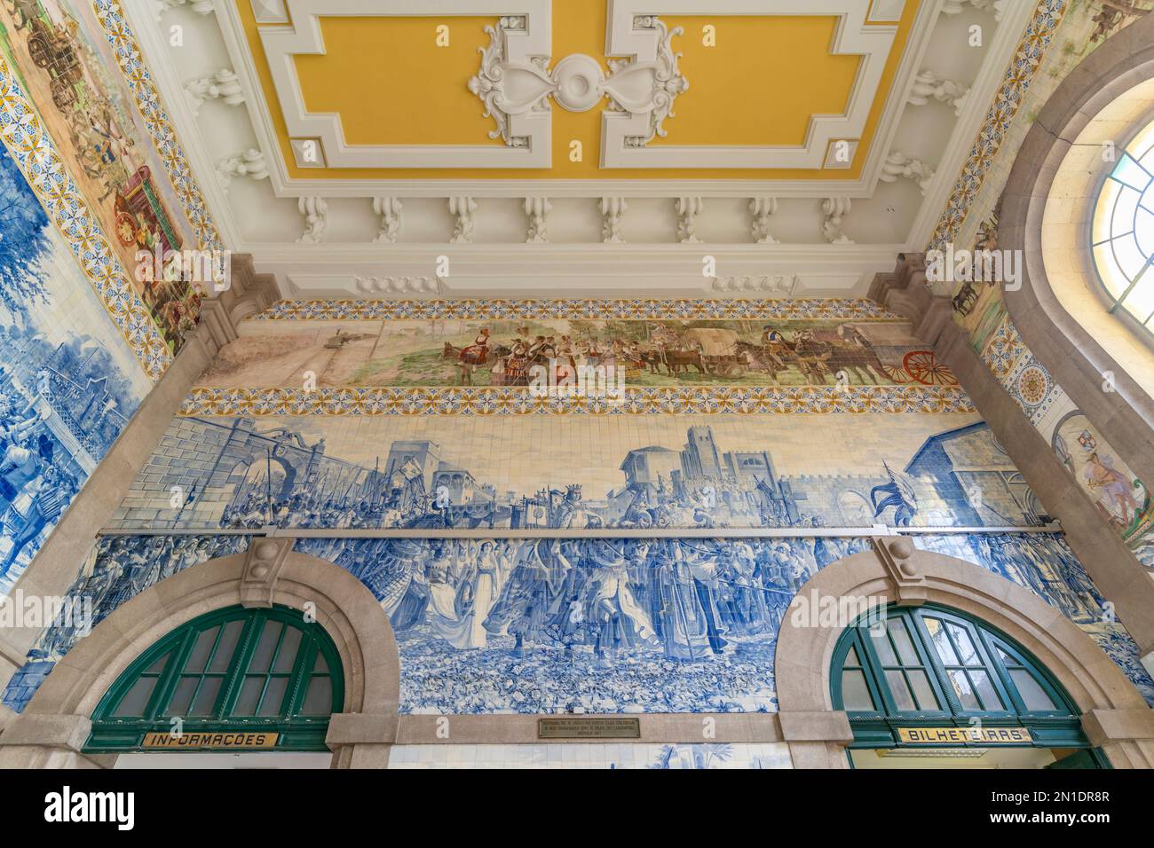 Vista di azulejos sulle pareti di interni ornati della sala degli arrivi alla stazione ferroviaria di Sao Bento a Porto, Porto, Norte, Portogallo, Europa Foto Stock