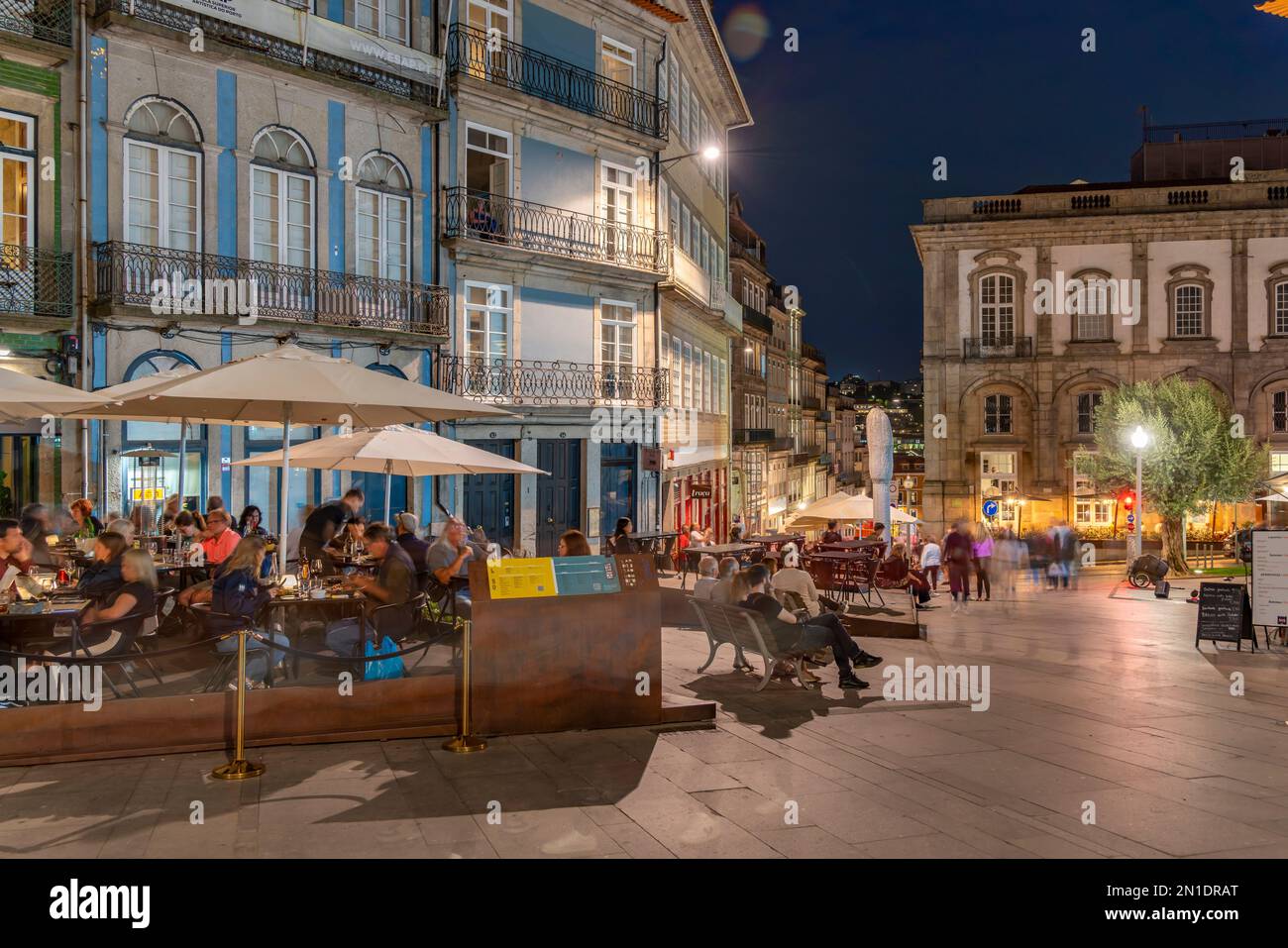 Vista del ristorante e degli edifici della città vecchia di Porto al crepuscolo, Porto, Norte, Portogallo, Europa Foto Stock