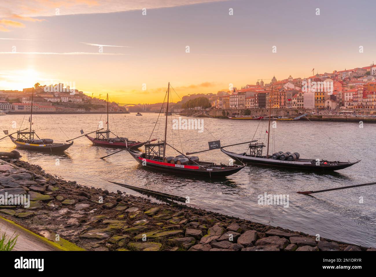 Vista del fiume Douro e delle barche Rabelo allineate con edifici colorati al tramonto, Porto, Norte, Portogallo, Europa Foto Stock