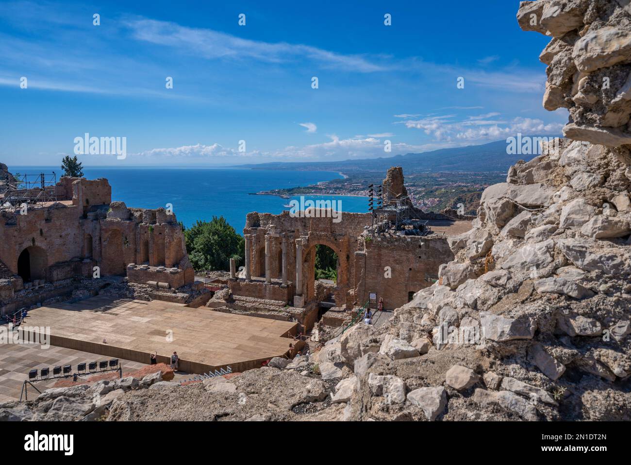 Vista del Teatro Greco di Taormina con l'Etna sullo sfondo, Taormina, Sicilia, Italia, Mediterraneo, Europa Foto Stock