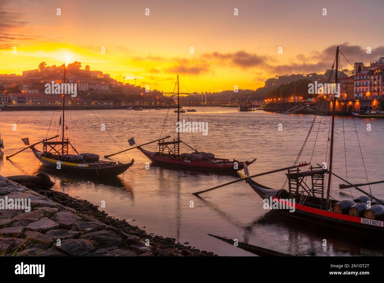 Vista del fiume Douro e delle barche Rabelo allineate con edifici colorati al tramonto, Porto, Norte, Portogallo, Europa Foto Stock