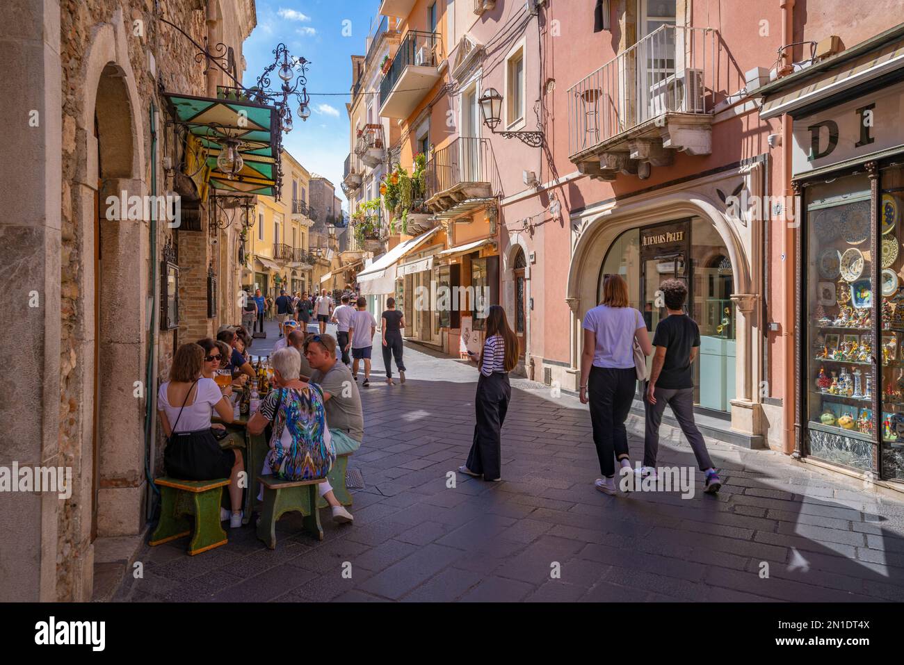 Vista di caffè e ristoranti sulla strada trafficata di Taormina, Taormina, Sicilia, Italia, Mediterraneo, Europa Foto Stock