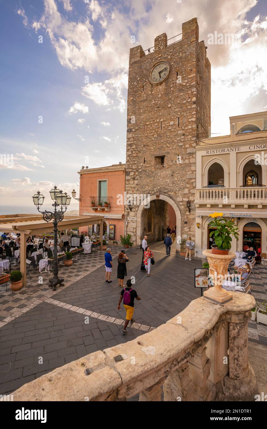 Vista sulla Torre dell'Orologio e porta di mezzo e sulla strada trafficata di Taormina, Taormina, Sicilia, Italia, Mediterraneo, Europa Foto Stock