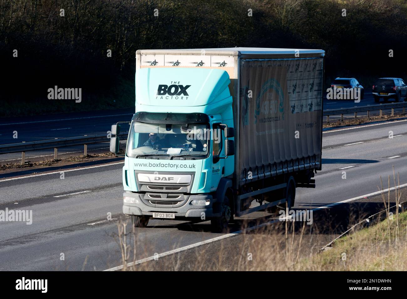 Il camion Box Factory sull'autostrada M40, Warwickshire, Regno Unito Foto Stock