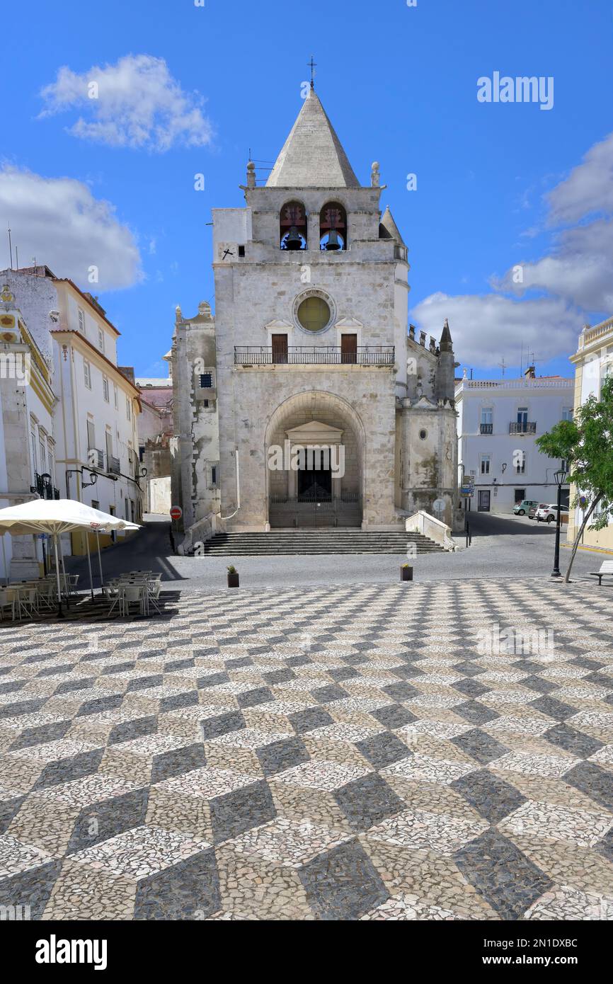 Chiesa e Piazza della Repubblica di nostra Signora dell'Assunzione, Elvas, Alentejo, Portogallo, Europa Foto Stock