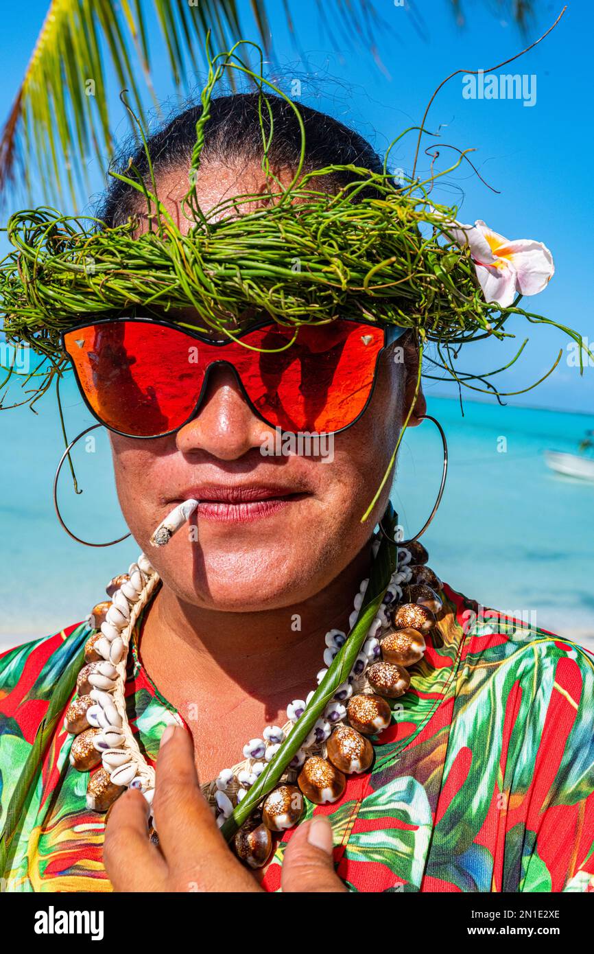 Donna locale fresco fumando, atollo Anaa, arcipelago Tuamotu, Polinesia francese, Sud Pacifico, Pacifico Foto Stock