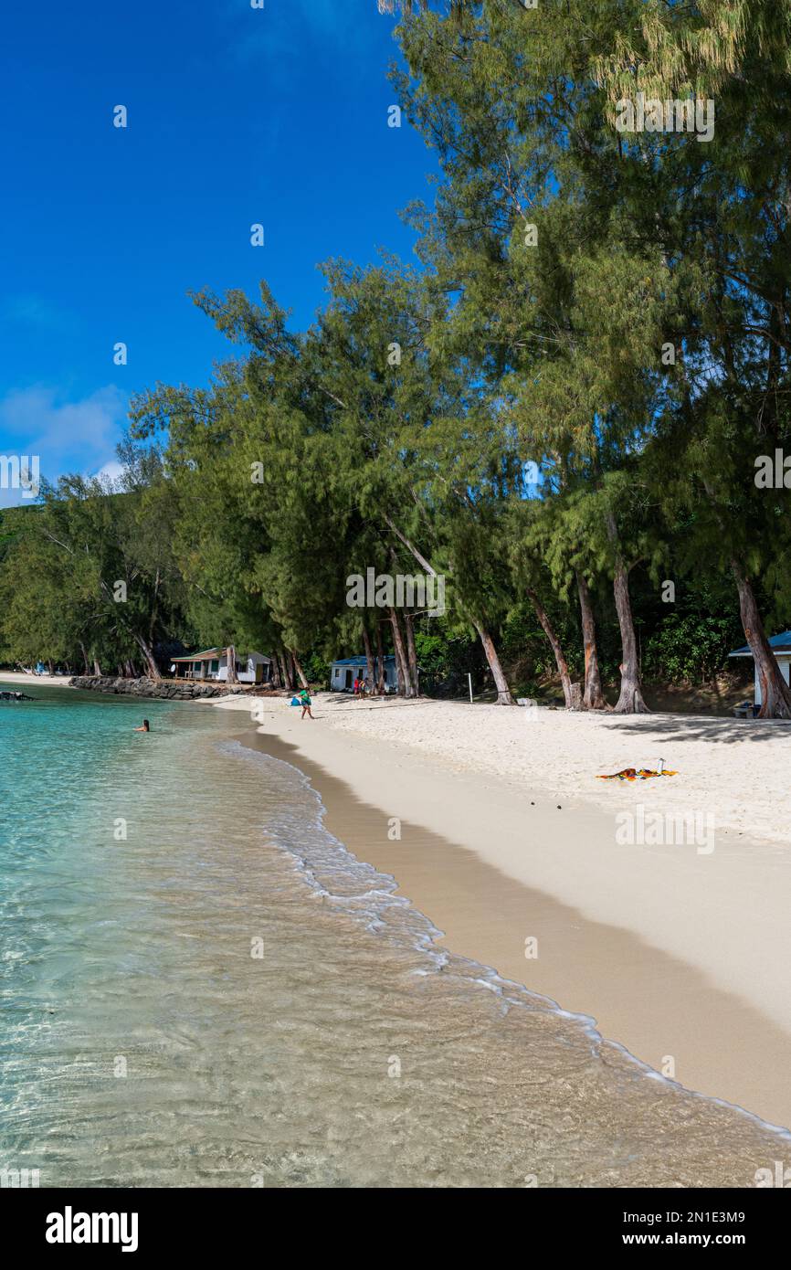 Spiaggia di sabbia bianca, isola di Aukena, arcipelago di Gambier, Polinesia francese, Sud Pacifico, Pacifico Foto Stock