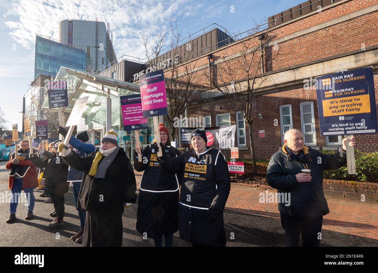 Manchester, Regno Unito. 06th Feb, 2023. I lavoratori del NHS, gli infermieri e il pubblico in generale si uniscono al picket dell'ospedale Christie Cancer di Manchester. Il 6th febbraio ha visto il più grande giorno di azione di sciopero per avere luogo nel NHS nei suoi 75 anni di storia. Credit: GaryRobertsphotography/Alamy Live News Credit: GaryRobertsphotography/Alamy Live News Foto Stock