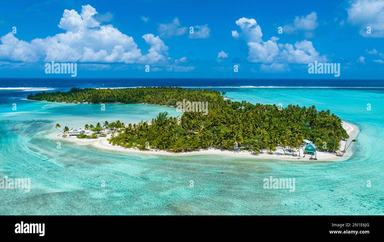 Antenna di un piccolo isolotto con una spiaggia di sabbia bianca, Maupiti, Isole della Società, Polinesia Francese, Sud Pacifico, Pacifico Foto Stock