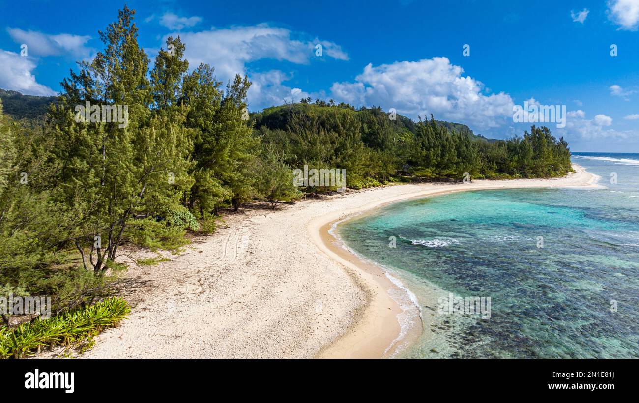 Aereo sulla spiaggia di sabbia bianca, costa occidentale Rurutu, isole australiane, Polinesia francese, Pacifico del Sud, Pacifico Foto Stock