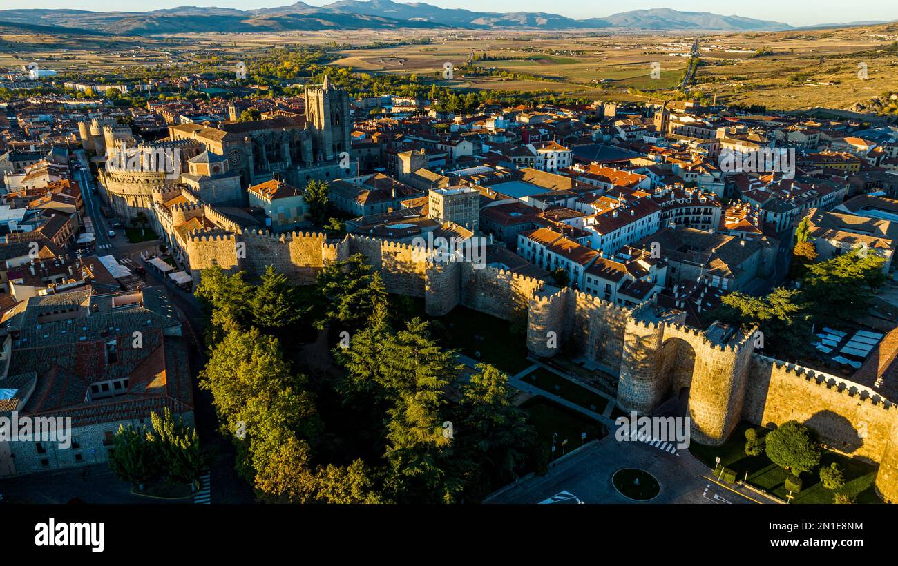 Aereo di prima mattina della città murata di Avila, patrimonio dell'umanità dell'UNESCO, Castilla y Leon, Spagna, Europa Foto Stock