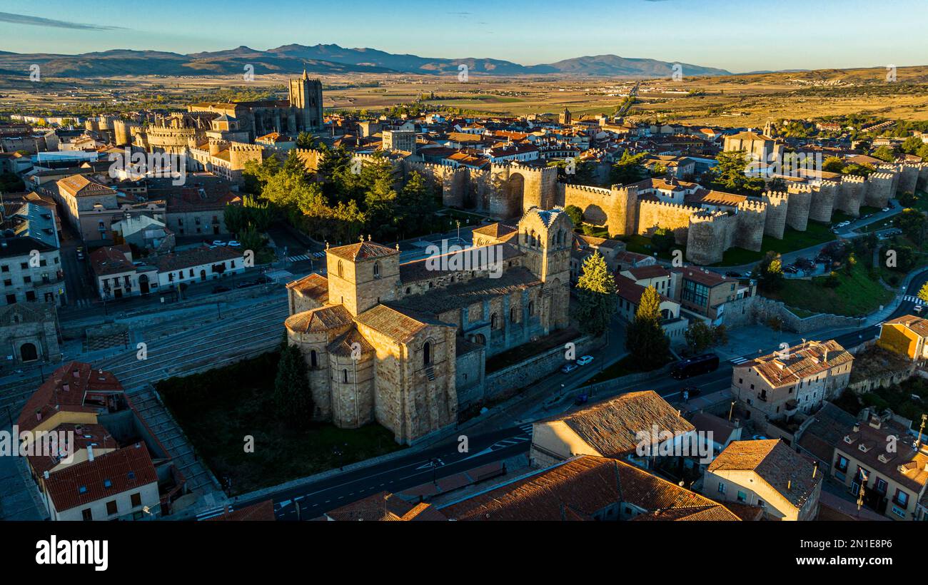 Aereo di prima mattina della città murata di Avila, patrimonio dell'umanità dell'UNESCO, Castilla y Leon, Spagna, Europa Foto Stock