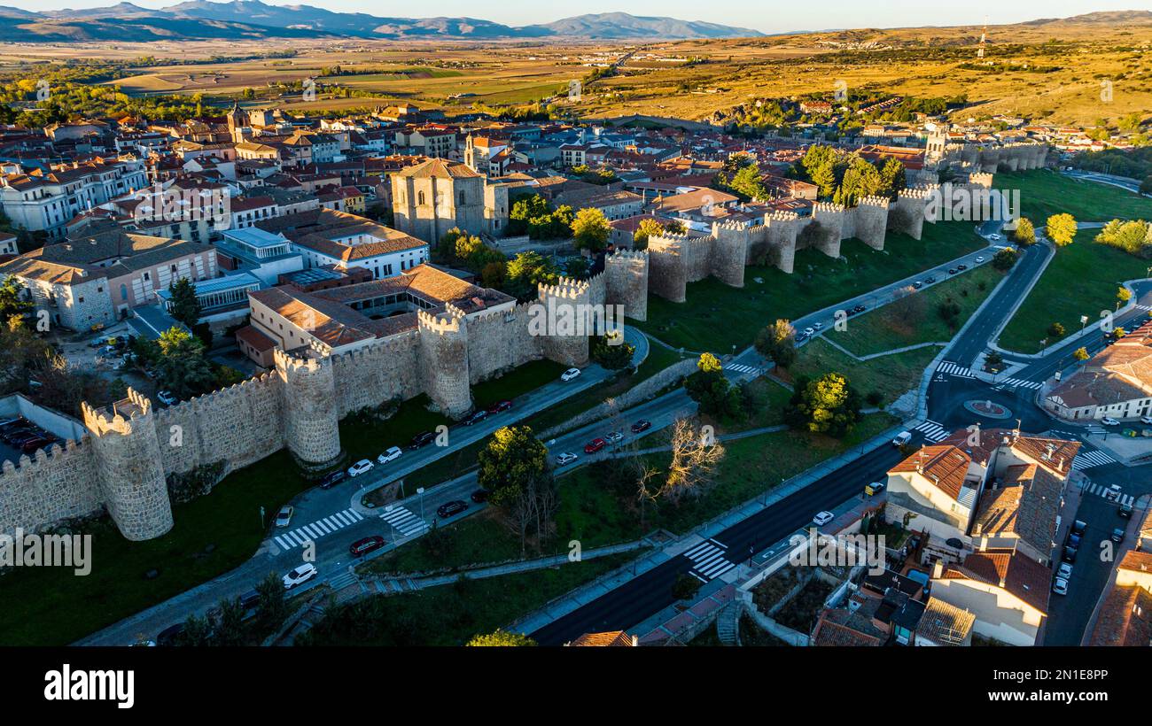 Aereo di prima mattina della città murata di Avila, patrimonio dell'umanità dell'UNESCO, Castilla y Leon, Spagna, Europa Foto Stock