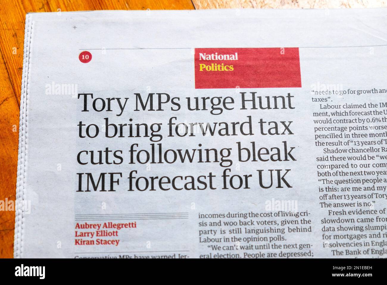 "I deputati di Tory esortano Hunt a portare avanti i tagli fiscali in seguito alle previsioni cupe del FMI per il Regno Unito", titolo del quotidiano Guardian British Economy 1 febbraio 2023 Regno Unito Foto Stock
